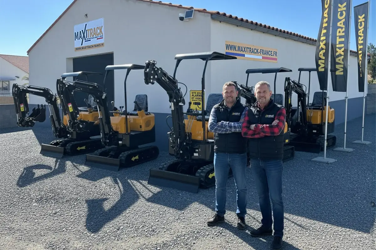 Équipe MaxiTrack devant le dépôt et mini-pelles